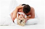Jeune couple amoureux ensemble de repos au lit