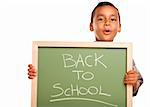 Cute Boy hispanique Holding Chalkboard avec retour à l'école, isolé sur fond blanc.