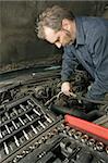 Un mécanicien réparation d'un moteur d'une vieille voiture.