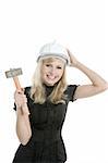 Jeune blonde femme d'affaires, casque de marteau isolé sur fond blanc