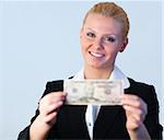Jeune femme d'affaires attrayante holding dollars à la caméra