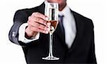 Nahaufnahme von einer gut aussehend, US-amerikanischer Geschäftsmann Holdng ein Glas Champagner