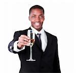 Glücklich afroamerikanischer Geschäftsmann feiert seinen Erfolg Wth ein Glas Champagner