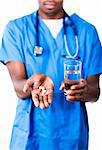 Junge afroamerikanische Doctor holding Pillen und Glas Wasser vor der Kamera