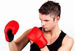 Portrait d'un jeune homme athlétique portant boxe