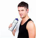 Épaulière jeune jeune homme tenant une bouteille de sport