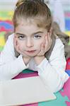 Schöne vorschulkind wenig Mädchen Sutdent lernen mit Hausaufgaben-Buch