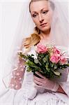 Portrait de la mariée avec des fleurs