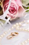 anneaux de mariage avec des fleurs et des perles