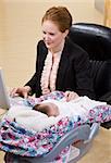 Femme d'affaires travaillant avec bébé de bureau