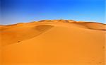 Sanddünen und wolkenlosen blauen Himmel