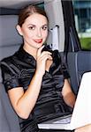 Portrait de femme d'affaires beau à l'intérieur de la voiture limousine