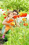 Anzeigen von Blumen für ihre kleine Tochter Mutter