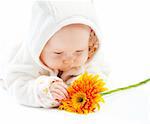 Bébé avec la fleur d'oranger, isolé