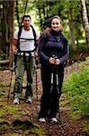 Eine hübsche Frau auf einem camping-Ausflug mit ein Mann im Hintergrund