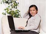 fille adolescente avec ordinateur portable