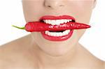 Dents de belle femme mangeant des red hot chili pepper