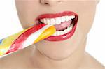 Lollypop coloré à dents femme parfaite et de la bouche des lèvres rouges