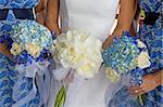 Bild von einer Braut und zwei Brautjungfern Sträuße halten