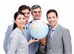 Portrait d'un businessteam multiethnique, tenant un globe terrestre sur fond blanc