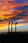 Trois piles de fumée arrive au-dessus de l'horizon dans un lever de soleil magnifique, dynamique dans la petite ville de Page, dans le nord de l'Arizona.