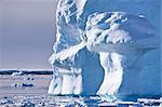 Antarktischer Eisberg im Schnee