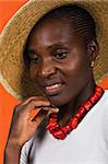 afrikakarte Frisur, schöne Mädchen für die Afroamerikaner mit Hut und Halskette, isoliert, Menschen Vielfalt Serie