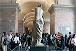 tourists at louvre looking at venus de milo