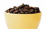 Das Kaffee-Korn in eine Tasse, auf weißem Hintergrund