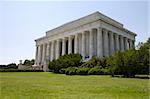 The outside of the Lincoln Monument on a beautiful day