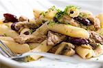 Penne mit Schweinefleisch Stücke und champignons