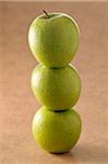 Gros plan d'une pile de trois, pommes vertes