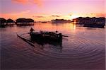 Fischer bereitet seine traditionelle Boot während des Sonnenuntergangs in der küstennahen tropischen Insel der Schönheit