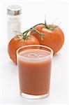 Rafraîchissements et alimentation saine boivent le jus de tomate isolé