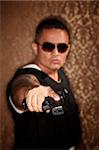 Hispanische Cop Gun auf Kamera Gangster Style zeigen