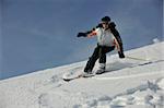 descente free ride de skieur à la saison d'hiver sur belle journée ensoleillée