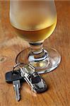 Fahrzeugschlüssel mit Auto-shaped Anhänger und ein Glas Bier