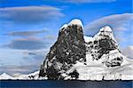 Schneebedeckte Berge gegen den blauen Himmel in der Antarktis