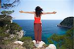 Femme sur le dessus à l'île de Menorca en Espagne