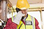 Arbeiter Gespräch am Telefon auf Bohrinsel