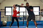 Boxer entraînement avec entraîneur en anneau