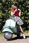 Frau mit Scooter, Rom, Italien