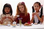 Drei junge Mädchen mit einer Tea-party