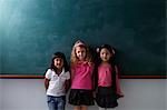 trois jeunes filles devant jury de craie