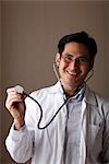 médecin de sexe masculin avec un stéthoscope et souriant
