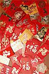 viele verschiedene Hong Baos, rote Umschlag auf dem Tisch verstreut.