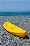 Bateau jaune sur la plage