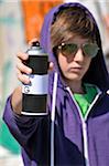 Teenage Boy avec canette de peinture en aérosol