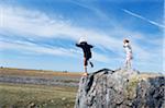 Enfants en équilibre sur le bord du rocher