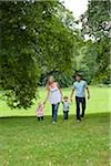 Eltern mit Kindern im Park spazieren